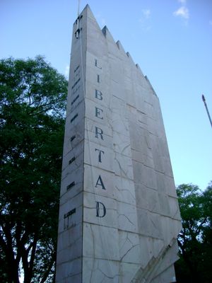 트레인타이 트레스 시의 광장에 있는 기념물