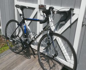 알루미늄 프레임의 2012년 트렉 1.1 로드 자전거