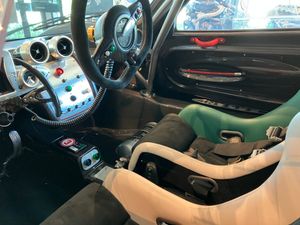 파가니 존다 R 실내 (스티어링 휠 중앙의 회전수 계기판에 주목)