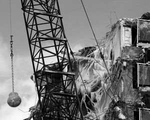 로크웰 가든스 철거 현장에서 사용되는 철구.