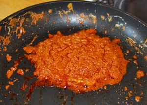 파냉 커리 페이스트는 카레의 풍미를 더 크리미하게 만들기 위해 코코넛 크림과 함께 볶아진다