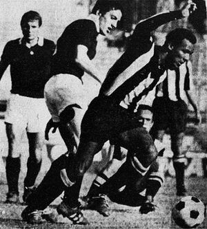 알베르토 스펜서에게 태클을 거는 폴레티