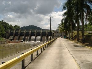 카라아이소 호수 댐은 산후안 광역권에 식수를 공급한다.