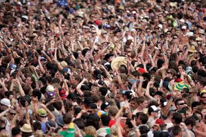 2013년 빅 데이 아웃 음악 축제에서 파도타기를 선보이는 모습, 시드니 오스트레일리아