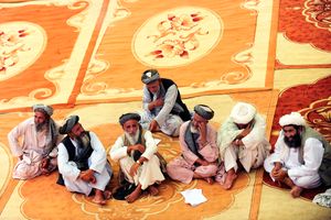 발라 불룩 구에서 아프간 지역 경찰 최초 부대의 졸업식에 참석한 마을 원로들.