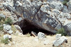 코리키안 동굴 입구