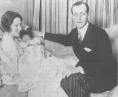 아버지 드미트리, 어머니 오드리와 폴