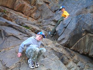 다이시 광산 근처 암각화 앞에서 포즈를 취하는 두 소년, 파운틴힐스, AZ