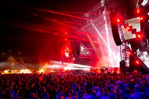 칼크브레너가 2018년 SonneMondSterne 페스티벌에서 공연하고 있다