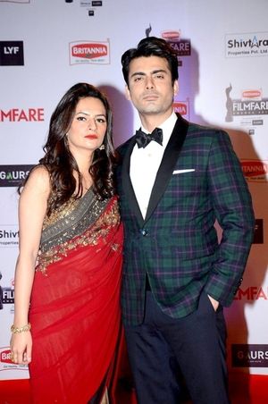 칸은 2016년 제61회 필름페어 어워드 행사에서 부인 사다프 칸과 함께 있다.