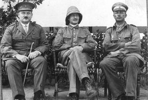 다르에스살람에서 레토포어베크와 게오르크 크라우트와 함께 있는 영국 장교, 1919년 3월