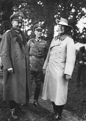 1935년 육군 기동 훈련 중 귄터 폰 클루게 장군의 초청을 받은 레토포어베크 (오른쪽)