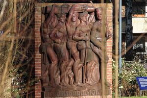 구 함부르크-옌펠트 막사의 부조 조각