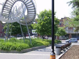 역 옆 공원에 설치된 미셸 드 브로인의 조각 작품 《혁명》(Révolutions, 2003).