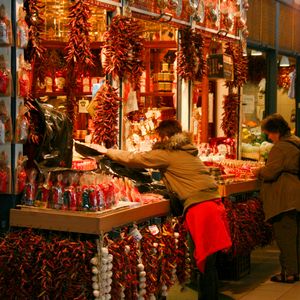 부다페스트 중앙시장의 헝가리 파프리카 판매상