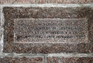 브라에마의 세인트 니니안 채플 - 사우테스크 백작부인 모드 공주(1893–1945)를 기념하는 비문