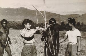 1945년 Gremlin Special 사건의 생존자 중 한 명인 마가렛 헤이스팅스 병장이 발리엠 계곡 북부에서 다니족 및 얄리족과 함께