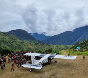 파푸아 고원 지대의 고립된 비행장에 있는 수시 항공(Susi Air) 비행기