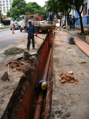 브라질 벨루오리존치의 거리 파이프 설치