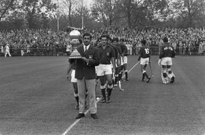 1971년 남자 하키 월드컵 트로피를 들고 있는 파키스탄