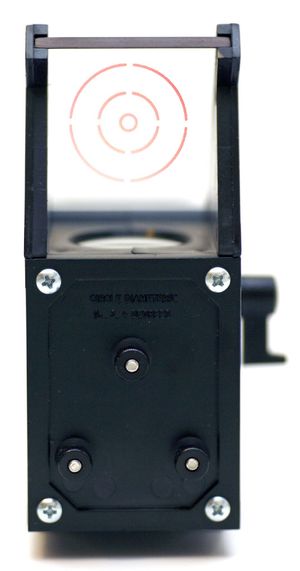 반사 조준경(사진)과 같은 반사 조준경은 전통적인 파인더스코프의 인기 있는 대안이며, 종종 함께 사용된다.