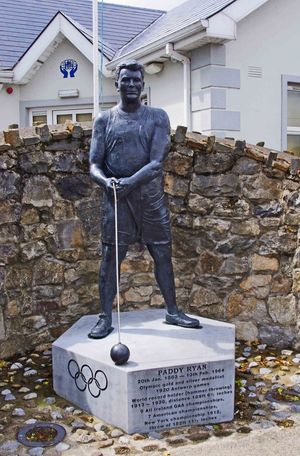 패디 라이언 동상, 팔라스그린, 카운티 리머릭. 비문에는 다음과 같이 적혀 있다: - 패디 라이언 1883년 1월 20일 - 1964년 2월 13일, 1920년 안트베르펜 올림픽 금메달 및 은메달리스트. 1913 - 1938년 세계 기록 보유자 (해머 던지기), 거리 189피트 6½인치, 9번의 전 아일랜드 GAA 챔피언십, 7번의 미국 챔피언십, 1912년 뉴욕 챔피언십, 182피트 11 1/2인치 던지기