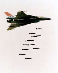 1982년 판버러 에어쇼에서 폭탄 투하 시범을 보이는 F-16XL.