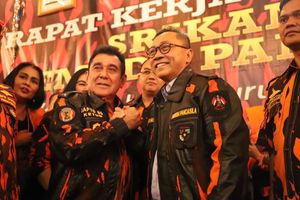 줄키플리 하산과 야프토 수르조소에마르노가 판차실라 청년단 회의에 참석한 모습