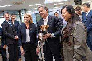 앤토니 블링컨 미국 국무장관과 함께 있는 패트론