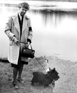 루즈벨트 사후에 촬영된 엘리너 루스벨트와 팔라(1947년).