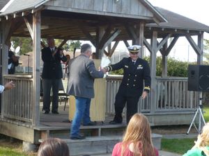 제레미 M. 슈와츠 중위가 2011년 10월 23일 캘리포니아주 펀데일의 해군 주택 피크닉 쉼터에서 제프 파리 시장에게 잉여 미국 해군 주택의 열쇠를 전달하고 있다.