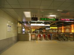 펑산 중학교 역의 지하 연결 통로