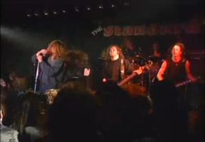 1991년 공연하는 파라다이스 로스트