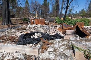 캠프 파이어 이후 8개월 뒤, 패러다이스의 불에 탄 집