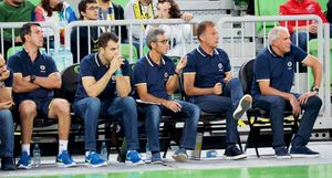 페네르바흐체 코치진. 왼쪽부터: 일케르 벨구타이(체력 훈련 코치), 에르뎀 잔(어시스턴트 코치), 호세프 마리아 이스퀴에르도(어시스턴트 코치), 블라디미르 안드로이치(어시스턴트 코치), 젤리코 오브라도비치(감독), 2017년 9월.