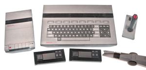 닌텐도가 제안한 어드밴스드 비디오 시스템. 카세트 드라이브와 무선 액세서리를 포함한다.