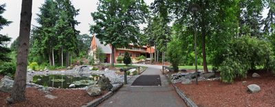 앤더슨 대학교 센터의 후면과 건물 뒤 정원