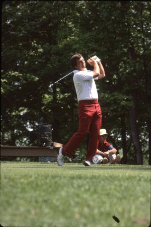 1980년 뮤어필드 빌리지 골프 클럽에서 열린 메모리얼 토너먼트 1라운드에서 티샷을 날린 후의 퍼지 조엘러.