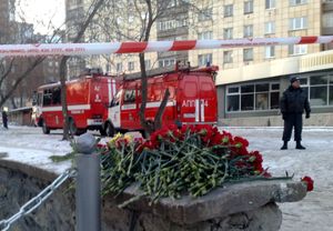 클럽 앞에 남겨진 꽃들