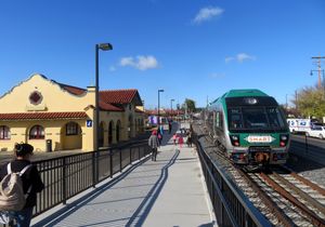 미션 리바이벌 양식의 페탈루마 다운타운역, 소노마-마린 지역 철도 교통국에서 운행.