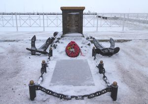 부두 근처 페테르호프 하부 정원의 해군 상륙 기념비.