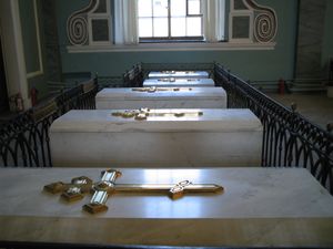 성당 내부의 무덤