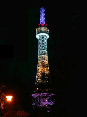 밤의 페트르진 전망 타워