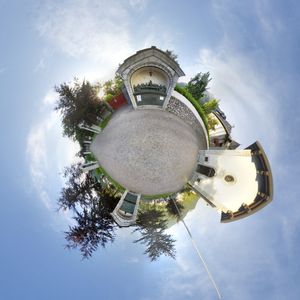 위키마니아 2016 기간 동안 이탈리아 롬바르디아주 에시노 라리오에 있는 미켈레 베다니의 최후의 만찬 조각의 구형 파노라마를 입체 투영한 모습.