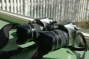 시그마 18-250mm 렌즈가 장착된 펜탁스 K200D 카메라 2대. 카메라 바디는 회색을 포함한 여러 색상으로 제공되었다.