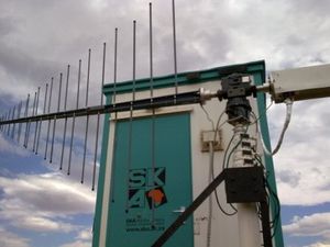 자동 광대역 무선 스캐너 시스템은 남아프리카 공화국의 다양한 후보지에서 전파 간섭 잡음 수준을 조사하는 데 사용되었다.