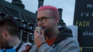 케임브리지 애널리티카 시위 중의 크리스토퍼 와일리