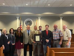 2020년 펠 시티 130주년 기념 선포식을 전달한 후, 마이크 로저스 (앨라배마 정치인)(Mike Rogers (Alabama politician)) 하원의원과 시의원들.