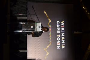 펠릭스 나르티가 2018년 위키마니아에서 폐회사를 하고 있다