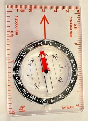 서쪽 편각 10°(음수)로 조정된 베이스 플레이트 컴퍼스와 진북 방향으로의 이동